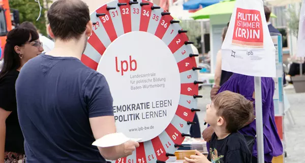 Infostand der Landeszentrale für politische Bildung BW mit Glücksrad. Foto: LpB Infostand der Landeszentrale für politische Bildung BW mit Glücksrad. Foto: LpB