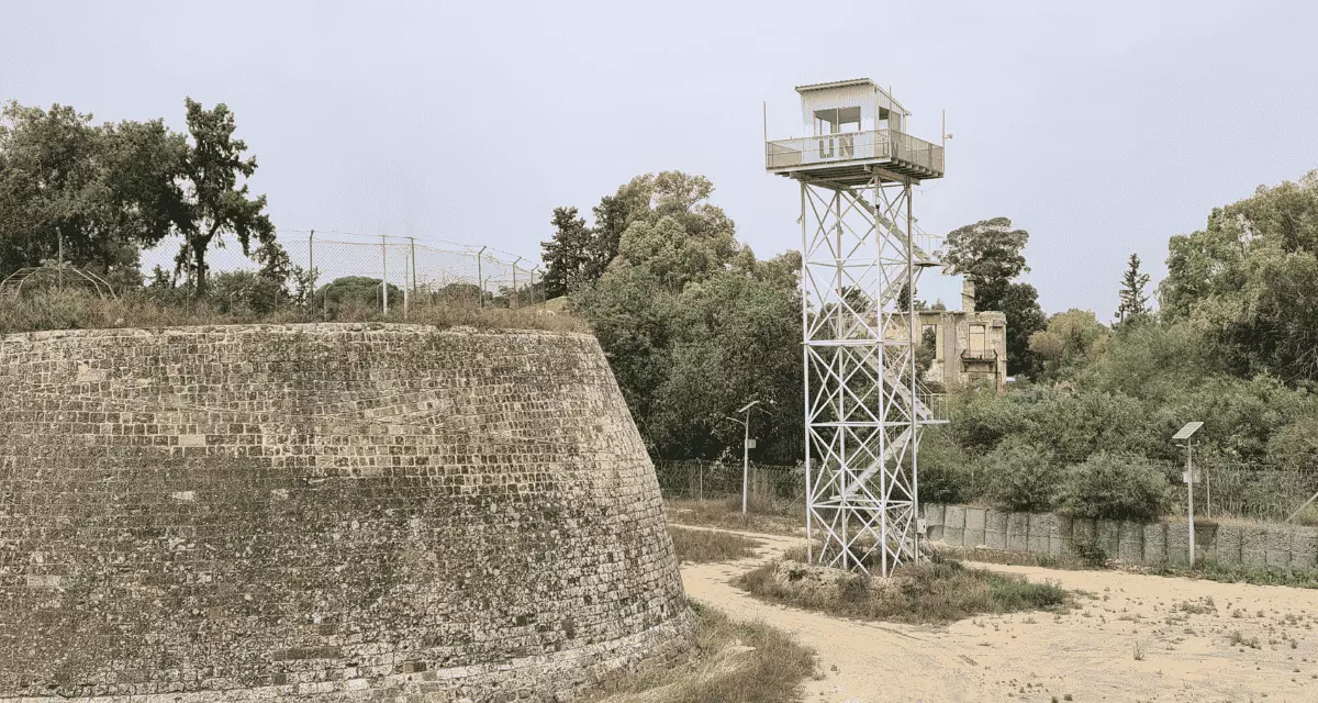 UN-Beobachtungsturm in der Pufferzone in Zypern. Quelle: Prof. Dr. Thomas Diez (privat) UN-Beobachtungsturm in Form eines einfachen Gerüstturmes in der Pufferzone in Zypern auf trockenem Gelände