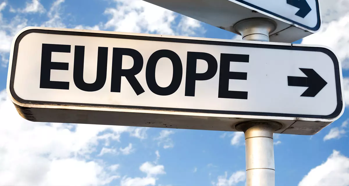 Straßenschild "Europa". Foto: Adobe Stock | gustavofrazao Straßenschild "Europa". Foto: Adobe Stock | gustavofrazao